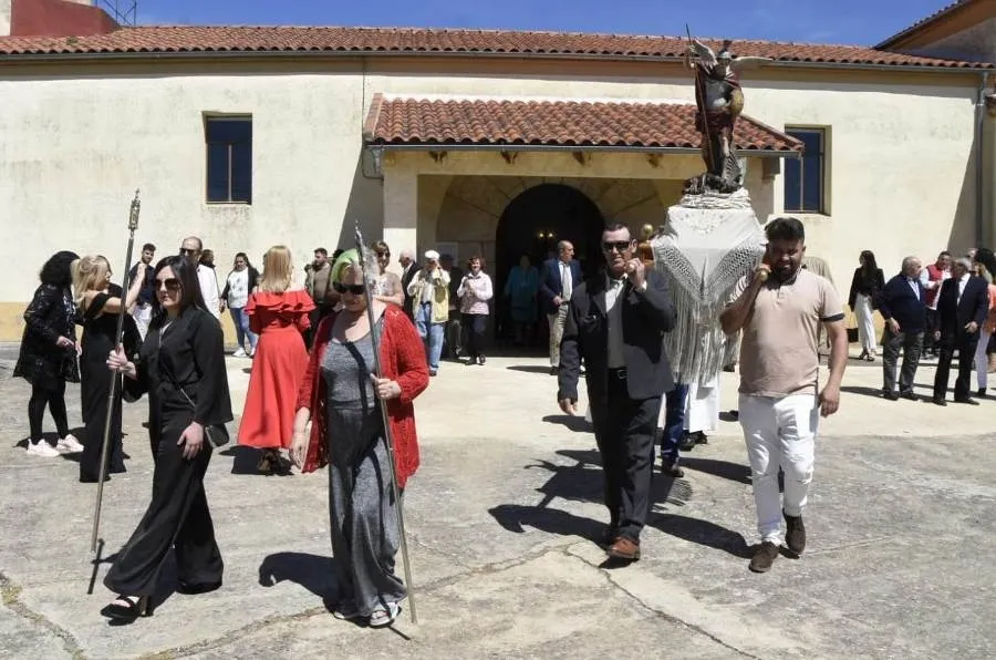 Foto 3 - Bocacara arranca sus fiestas patronales procesionando a San Miguel Arc&aacute;ngel