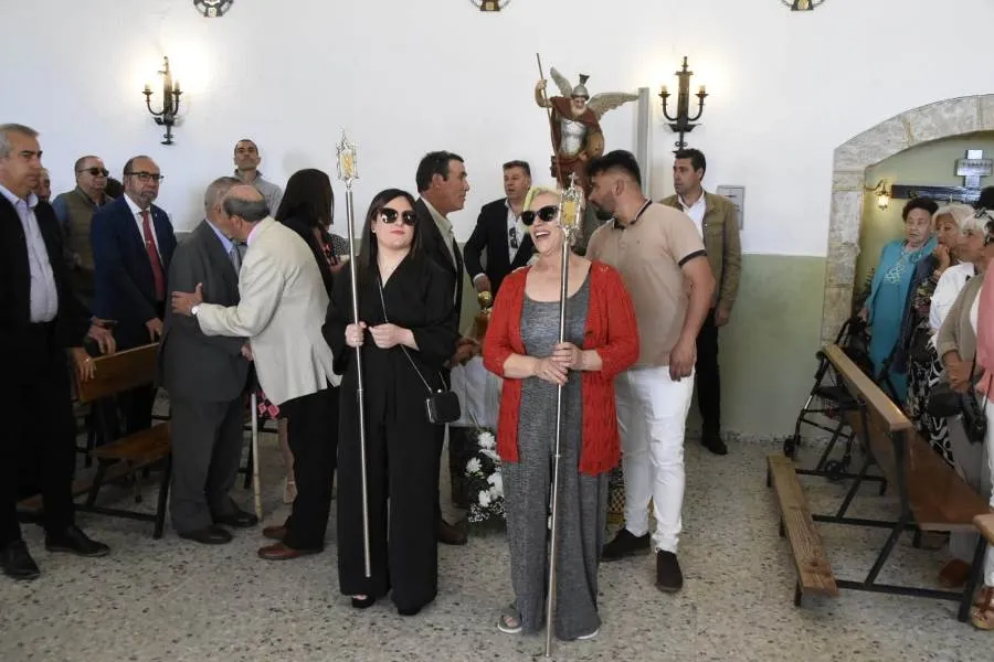 Foto 2 - Bocacara arranca sus fiestas patronales procesionando a San Miguel Arc&aacute;ngel