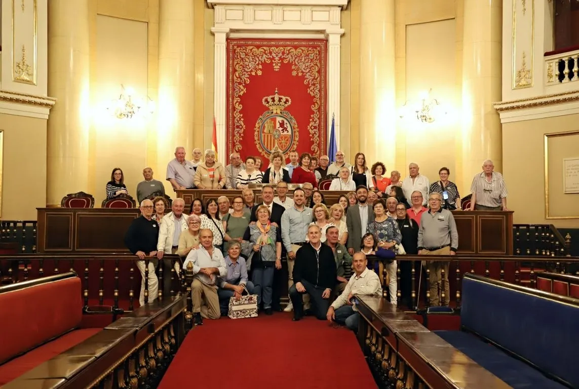 Foto 4 - Medio centenar de militantes y simpatizantes del PSOE conocen el Congreso y el Senado