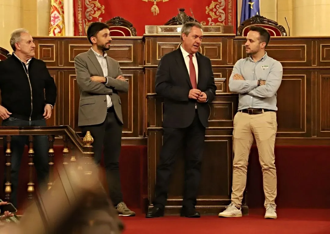 Foto 3 - Medio centenar de militantes y simpatizantes del PSOE conocen el Congreso y el Senado