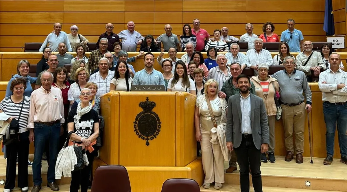 Foto 2 - Medio centenar de militantes y simpatizantes del PSOE conocen el Congreso y el Senado
