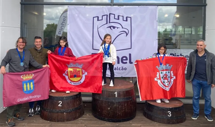 Foto 3 - Cuatro ni&ntilde;os mirobrigenses suben al podio en el Festival de Nataci&oacute;n de Pinhel