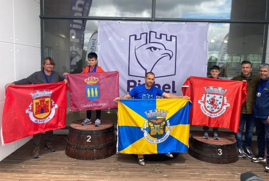 Foto 2 - Cuatro ni&ntilde;os mirobrigenses suben al podio en el Festival de Nataci&oacute;n de Pinhel