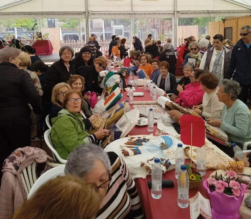 Foto 3 - Encajeras de Mir&oacute;briga, Guinaldo y La Fuente acuden a una Feria en Medina del Campo