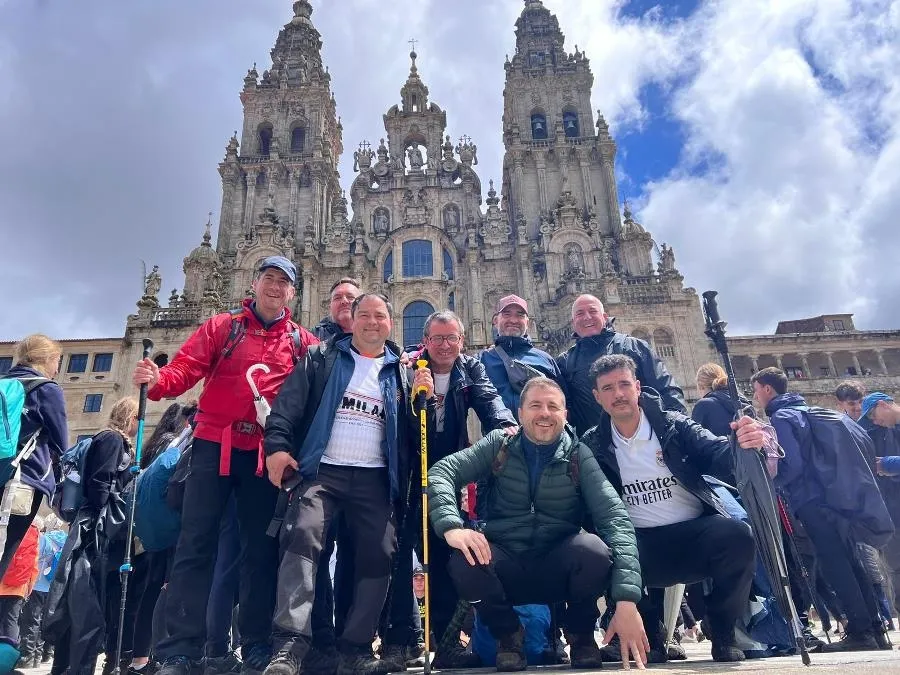 Foto 3 - El escudo del Ciudad Rodrigo CF luce en Santiago dentro de una promesa por el t&iacute;tulo de Liga