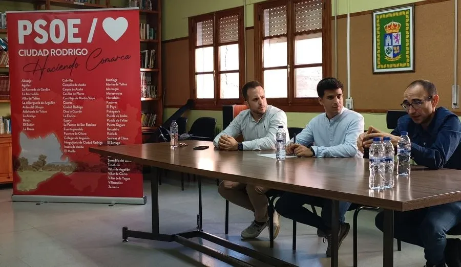 Foto 2 - El PSOE homenajea en Navasfr&iacute;as a Celso y Tina