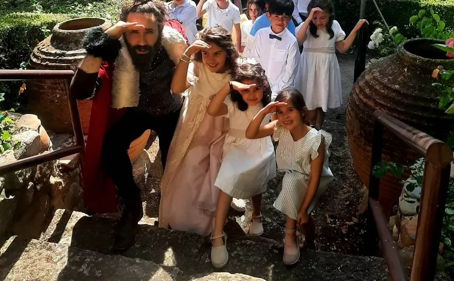 Foto 2 - Dos ni&ntilde;as celebran en el Parador su Primera Comuni&oacute;n con m&uacute;ltiples sorpresas