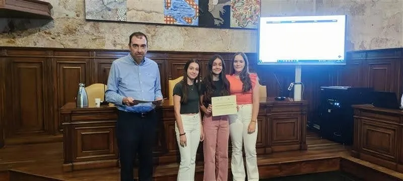 Foto 5 - Alumnas del colegio San Juan Bosco, premiadas en el Geoconcurso '&iquest;C&oacute;mo se administra el territorio de tu localidad?'