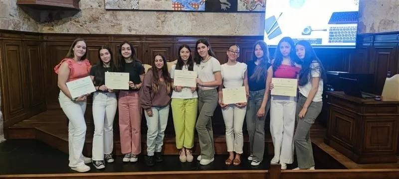 Foto 3 - Alumnas del colegio San Juan Bosco, premiadas en el Geoconcurso '&iquest;C&oacute;mo se administra el territorio de tu localidad?'