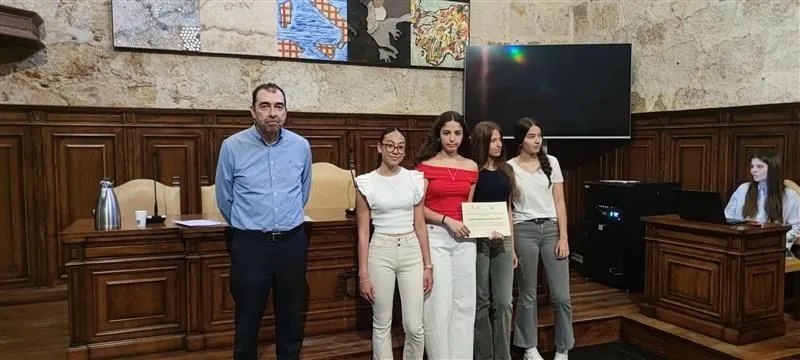 Foto 2 - Alumnas del colegio San Juan Bosco, premiadas en el Geoconcurso '&iquest;C&oacute;mo se administra el territorio de tu localidad?'