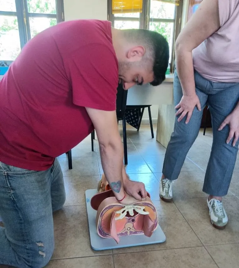 Foto 4 - Los alumnos de la AFE Acompa&ntilde;ados se forman en primeros auxilios