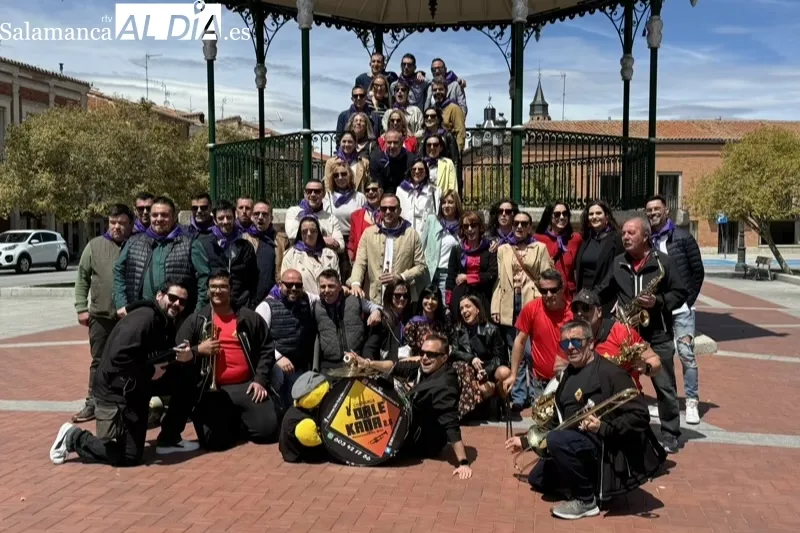 Foto 2 - Multitudinario y festivo reencuentro de los Quintos pe&ntilde;arandinos del 84