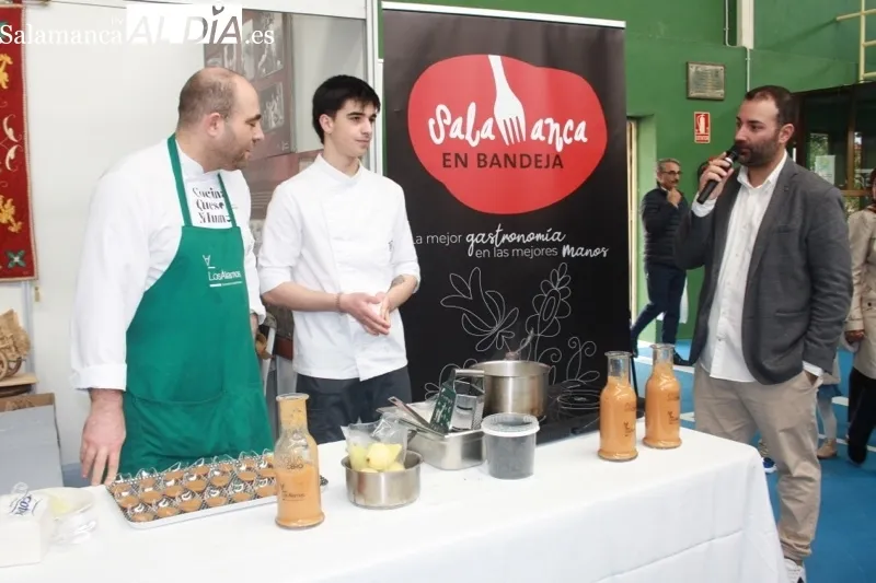 Helio Flores y Álex Marcos ofrecían un showcooking en la XVI Feria de Macotera