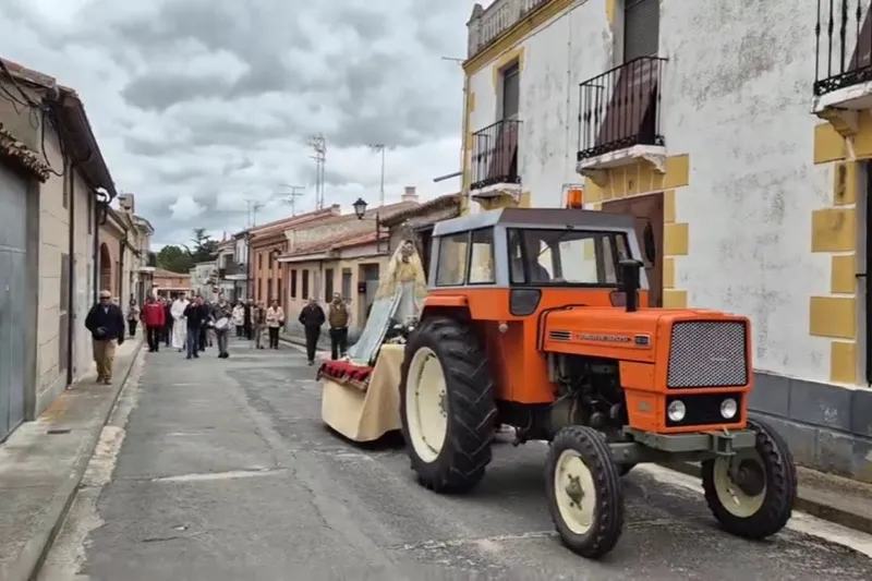 Foto 4 - Agricultores y vecinos de Santiago de la Puebla escoltan a San Isidro en su esperada procesi&oacute;n en tractor 