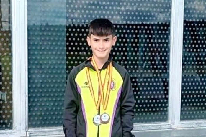 El joven atleta peñarandino Alejandro Manjón Pescador, subcampeón de Castilla y León en salto de longitud y bronce en 80ml