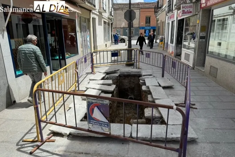 Foto 2 - Doble trabajo en la calle Felix Mesonero: Comienza la construcci&oacute;n de un muro en el solar y la sustituci&oacute;n de la tuber&iacute;a de aguas reventada 