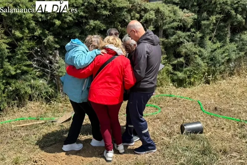 Foto 4 - La plantaci&oacute;n de dos &aacute;rboles frutales despiden el primer y exitoso curso municipal de Yoga
