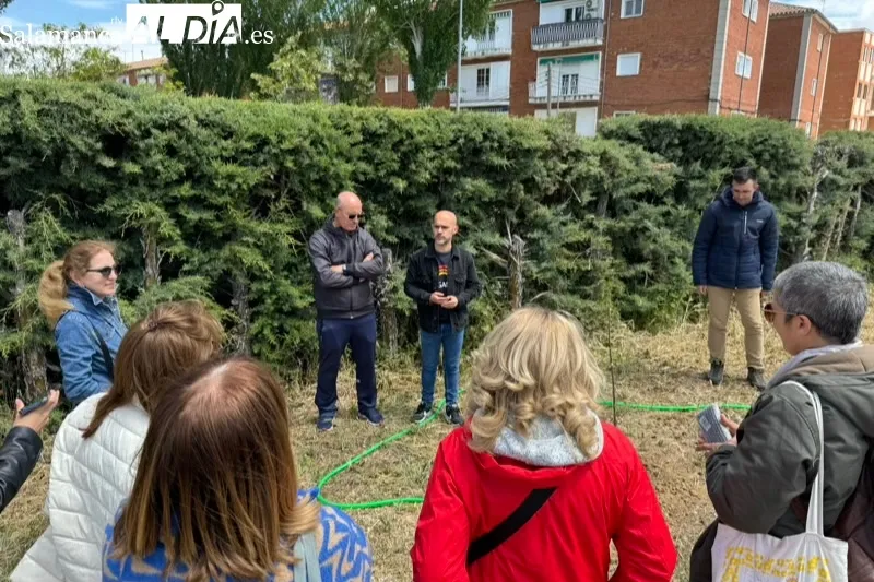 Foto 3 - La plantaci&oacute;n de dos &aacute;rboles frutales despiden el primer y exitoso curso municipal de Yoga
