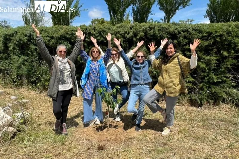 Foto 2 - La plantaci&oacute;n de dos &aacute;rboles frutales despiden el primer y exitoso curso municipal de Yoga