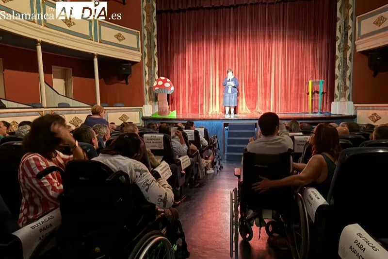 Foto 7 - Un patio de butacas abarrotado recibe la esperada funci&oacute;n solidaria de los alumnos del Colegio La Encarnaci&oacute;n