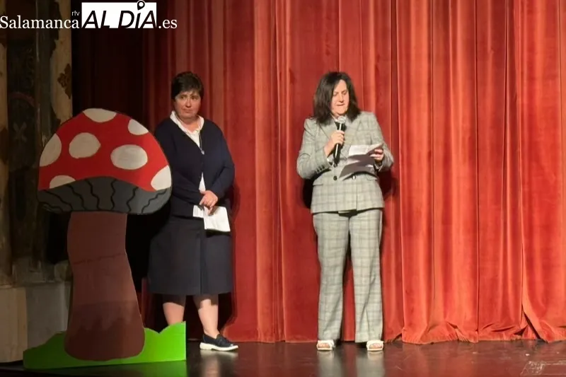 Foto 6 - Un patio de butacas abarrotado recibe la esperada funci&oacute;n solidaria de los alumnos del Colegio La Encarnaci&oacute;n