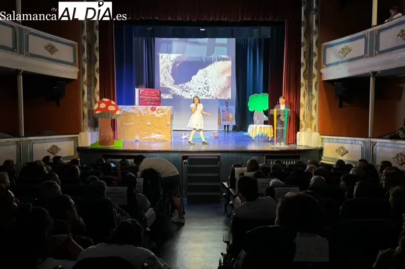 Foto 2 - Un patio de butacas abarrotado recibe la esperada funci&oacute;n solidaria de los alumnos del Colegio La Encarnaci&oacute;n