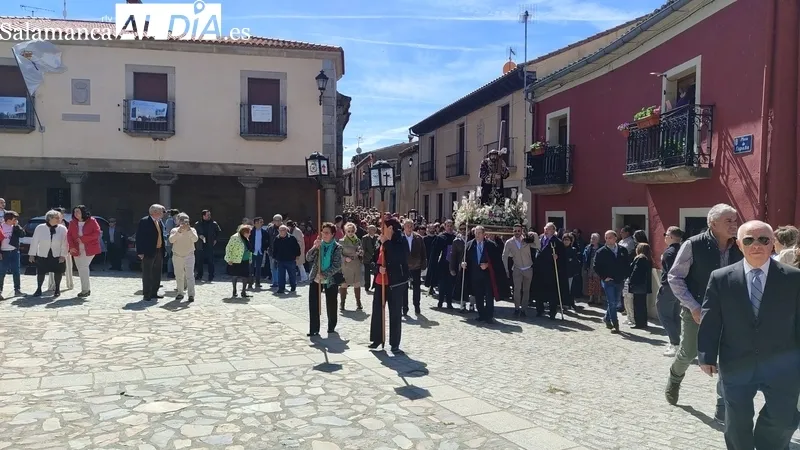 Cientos de personas fueron fieles a la cita con la Santa Cruz en San Felices de los Gallegos / MARIBEL SÁNCHEZ