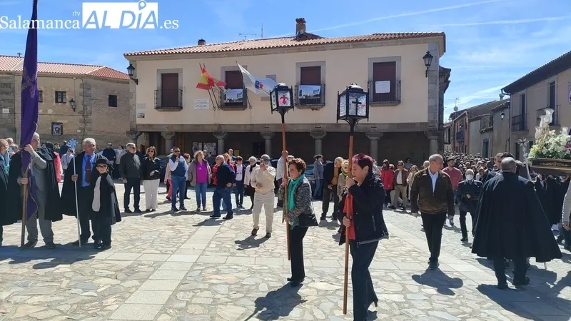 Cientos de personas fueron fieles a la cita con la Santa Cruz en San Felices de los Gallegos / MARIBEL SÁNCHEZ