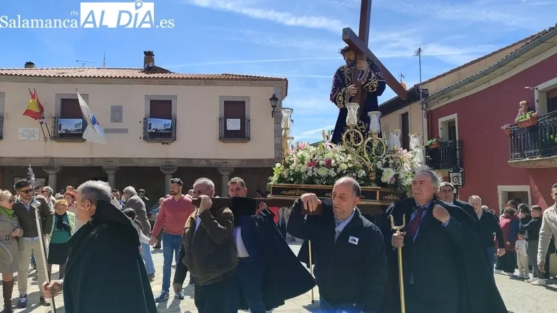 Cientos de personas fueron fieles a la cita con la Santa Cruz en San Felices de los Gallegos / MARIBEL SÁNCHEZ
