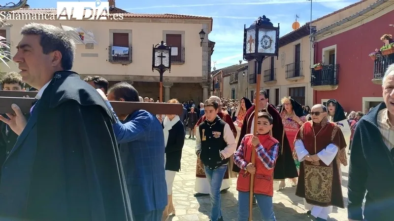 Cientos de personas fueron fieles a la cita con la Santa Cruz en San Felices de los Gallegos / MARIBEL SÁNCHEZ