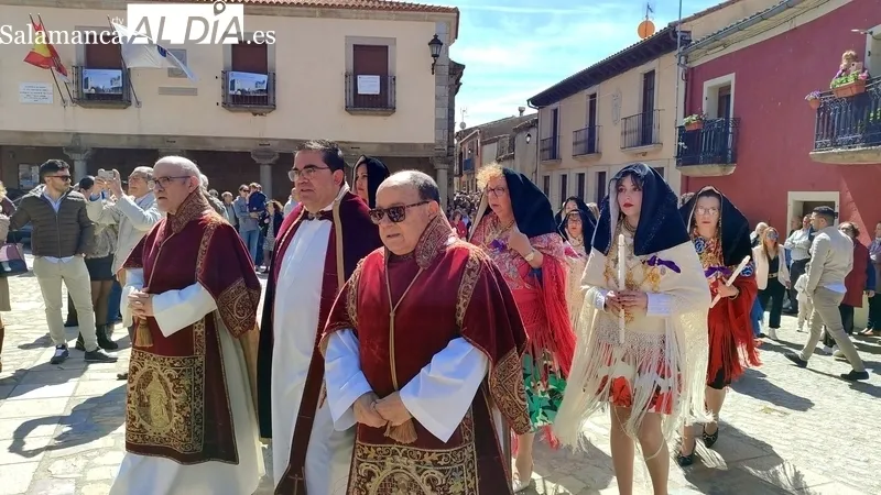 Cientos de personas fueron fieles a la cita con la Santa Cruz en San Felices de los Gallegos / MARIBEL SÁNCHEZ