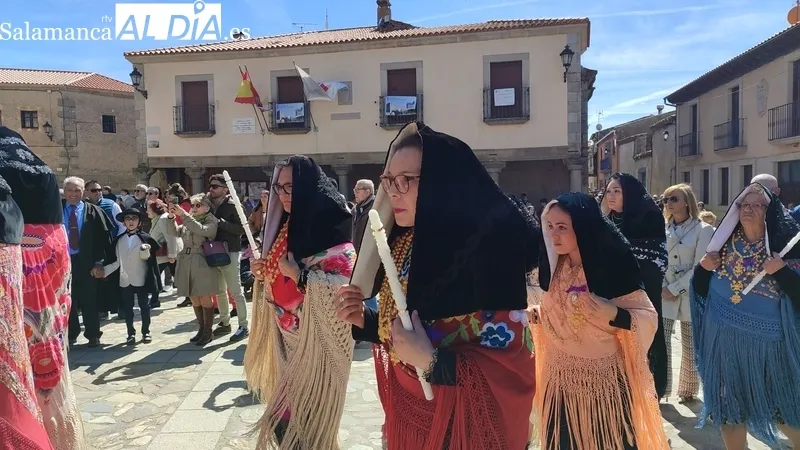 Cientos de personas fueron fieles a la cita con la Santa Cruz en San Felices de los Gallegos / MARIBEL SÁNCHEZ
