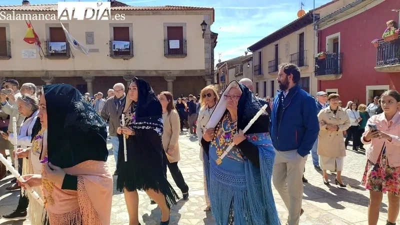Cientos de personas fueron fieles a la cita con la Santa Cruz en San Felices de los Gallegos / MARIBEL SÁNCHEZ