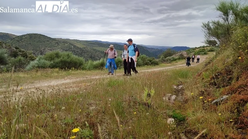 Excelente jornada de senderismo y de solidaridad en Saucelle a beneficio de la Asociación ELACyL / CORRAL
