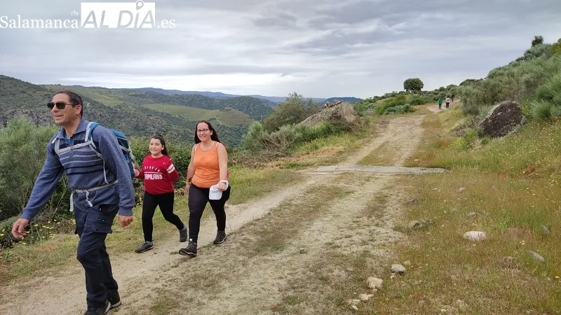 Excelente jornada de senderismo y de solidaridad en Saucelle a beneficio de la Asociación ELACyL / CORRAL