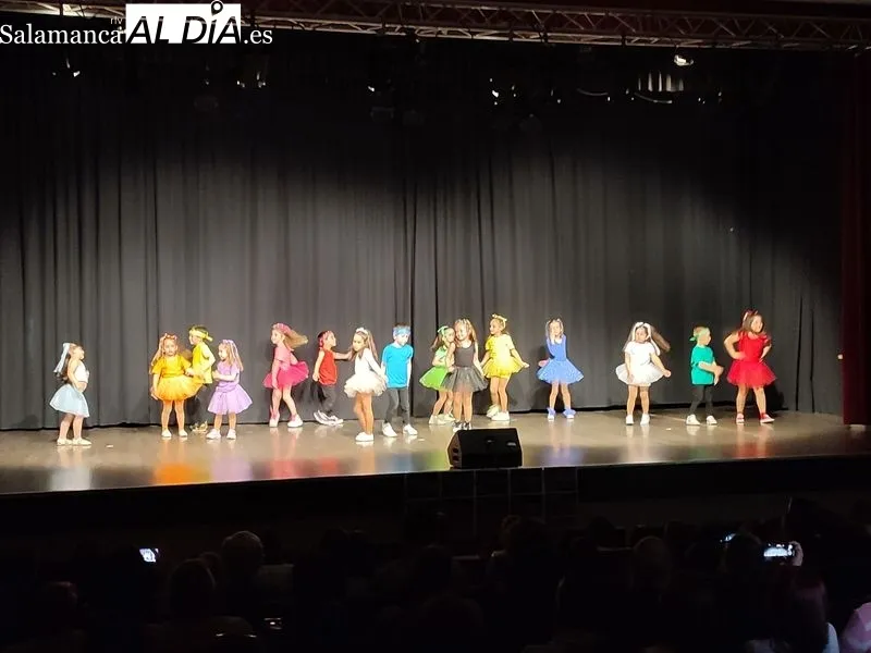 Actuación fin de curso de la escuela de baile Alborea en Vitigudino / CORRAL 