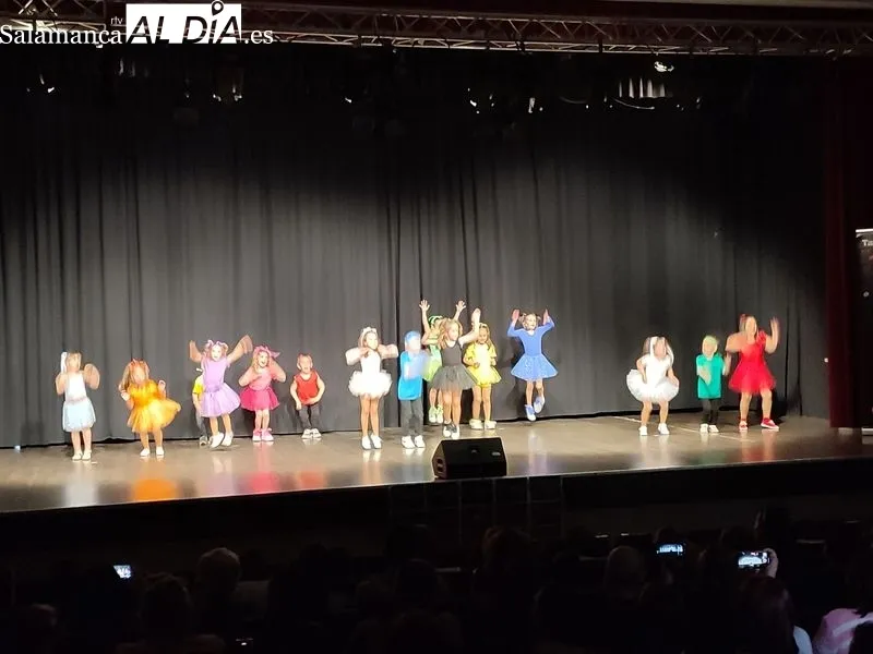 Actuación fin de curso de la escuela de baile Alborea en Vitigudino / CORRAL 