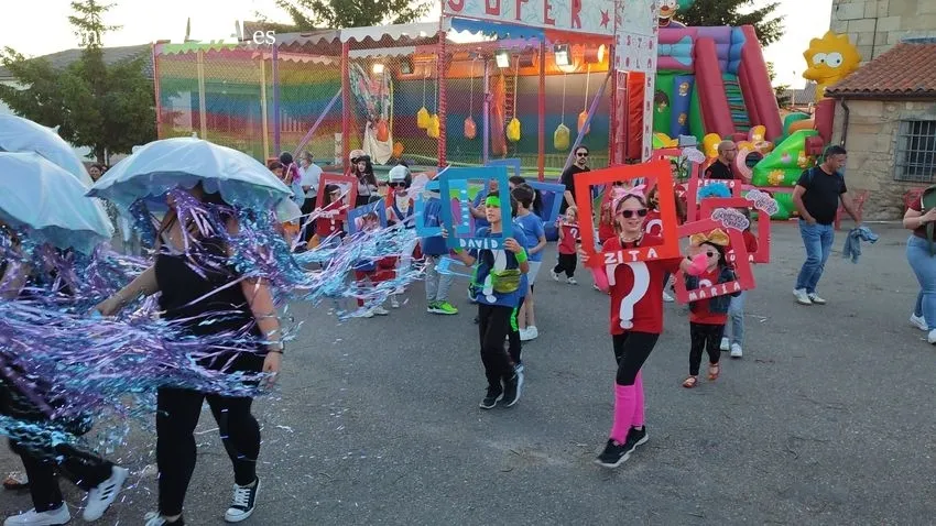Divertido desfile de peñas y carrozas / CORRAL 