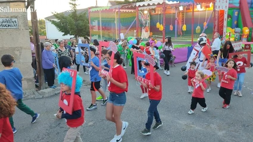 Divertido desfile de peñas y carrozas / CORRAL 