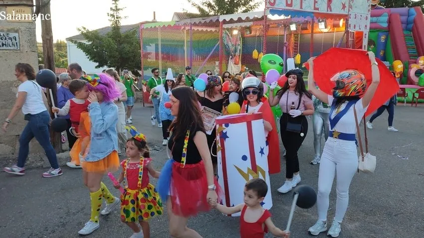 Divertido desfile de peñas y carrozas / CORRAL 