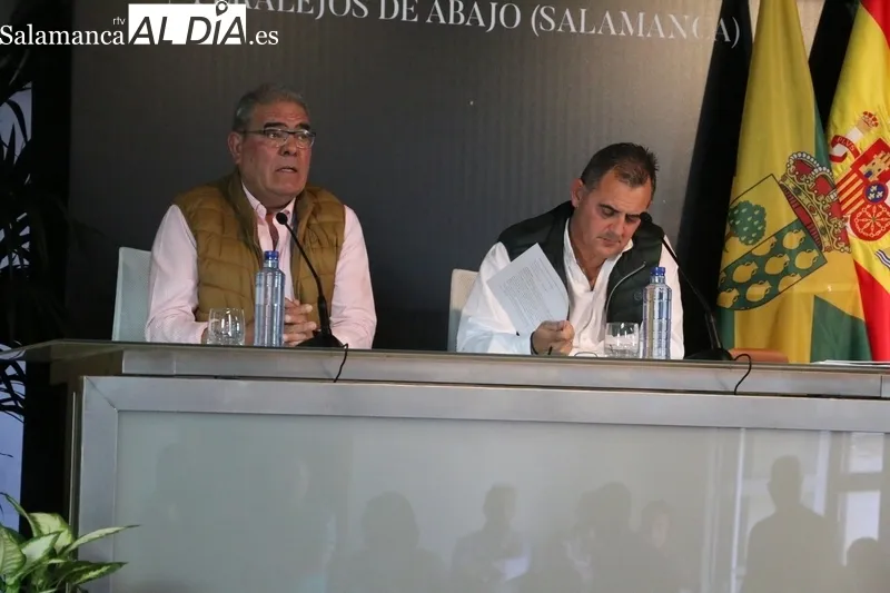 Alfonso Fernández Mañueco muestra su apoyo al sector ganadero en Peralejos de Abajo / CORRAL