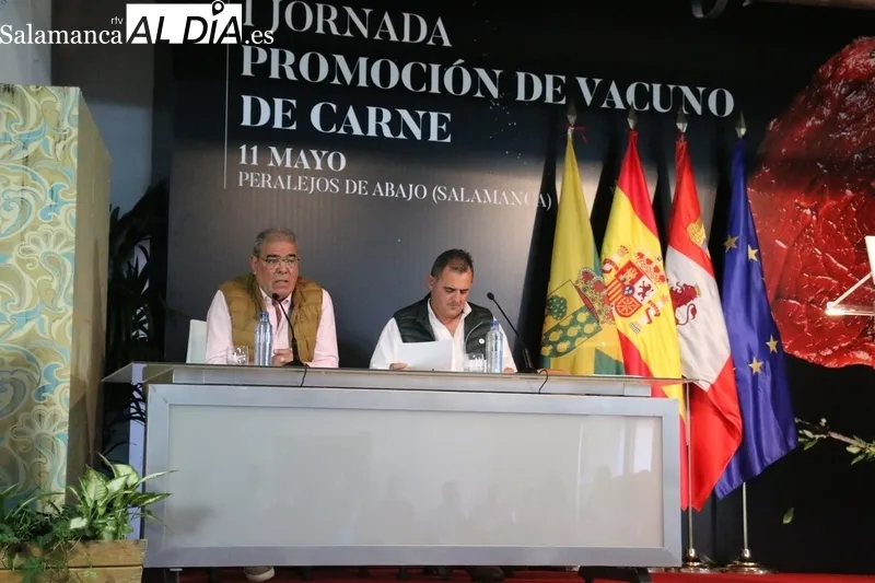 Alfonso Fernández Mañueco muestra su apoyo al sector ganadero en Peralejos de Abajo / CORRAL