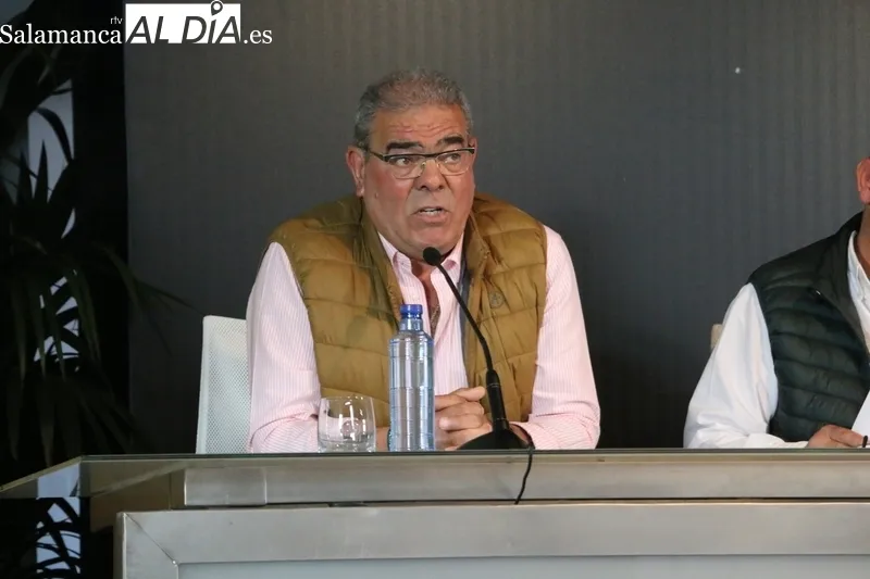 Alfonso Fernández Mañueco muestra su apoyo al sector ganadero en Peralejos de Abajo / CORRAL