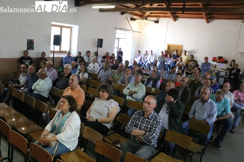 Alfonso Fernández Mañueco muestra su apoyo al sector ganadero en Peralejos de Abajo / CORRAL