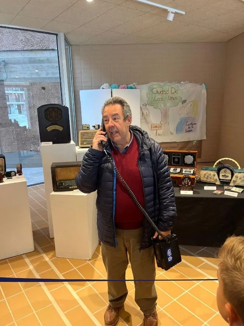Exposición Homenaje al centenario de la adio y al 16º aniversario del programa 'Menuda Voz' que realizan los escolares de Carbajosa 
