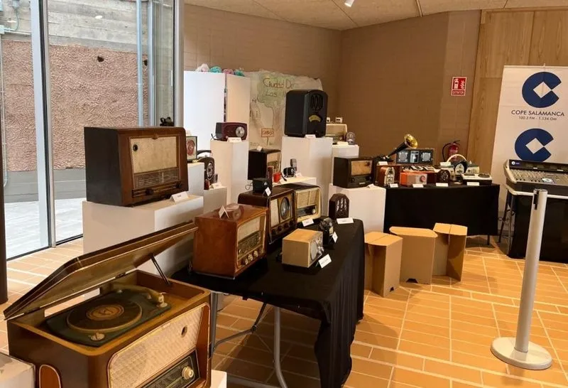 Exposición Homenaje al centenario de la adio y al 16º aniversario del programa 'Menuda Voz' que realizan los escolares de Carbajosa 
