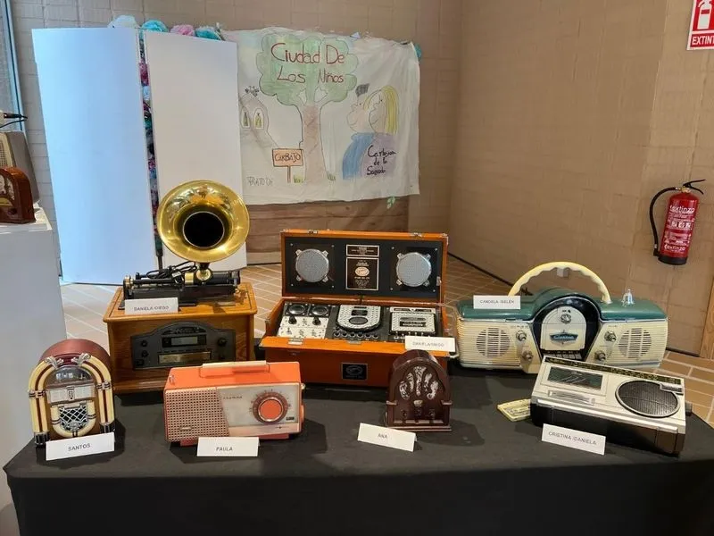 Exposición Homenaje al centenario de la adio y al 16º aniversario del programa 'Menuda Voz' que realizan los escolares de Carbajosa 