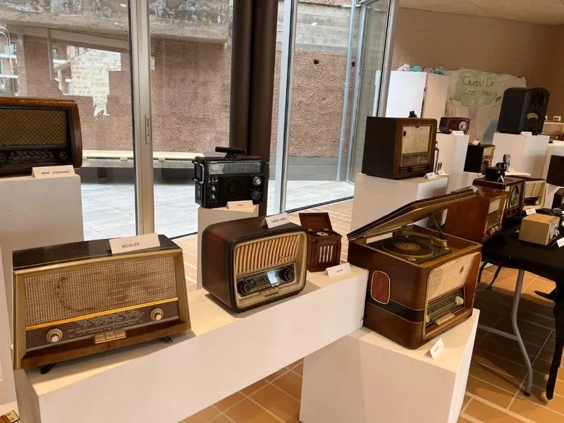 Exposición Homenaje al centenario de la adio y al 16º aniversario del programa 'Menuda Voz' que realizan los escolares de Carbajosa 