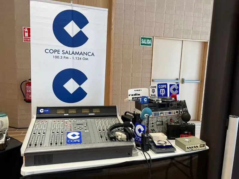 Exposición Homenaje al centenario de la adio y al 16º aniversario del programa 'Menuda Voz' que realizan los escolares de Carbajosa 