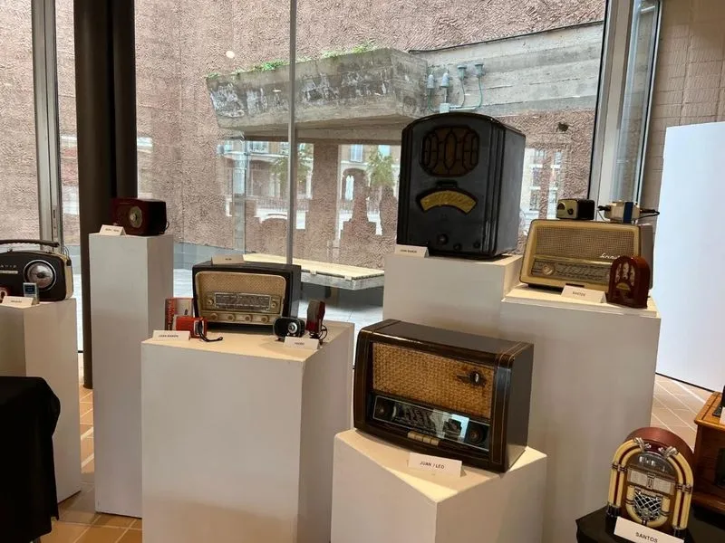 Exposición Homenaje al centenario de la adio y al 16º aniversario del programa 'Menuda Voz' que realizan los escolares de Carbajosa 